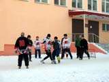 Игра в футбол входит в подготовку хоккеистов "Алтай" перед матчем. Североморск, 10 февраля 2008 года