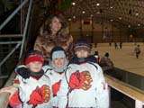 Сидоренко Анастасия с юными хоккеистами ДЮСШ (Североморск)