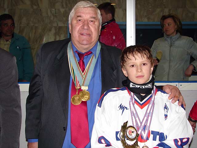 Евгений Дмитриевич Мишаков с юным хоккеистом из "Колатома" (Полярные Зори)